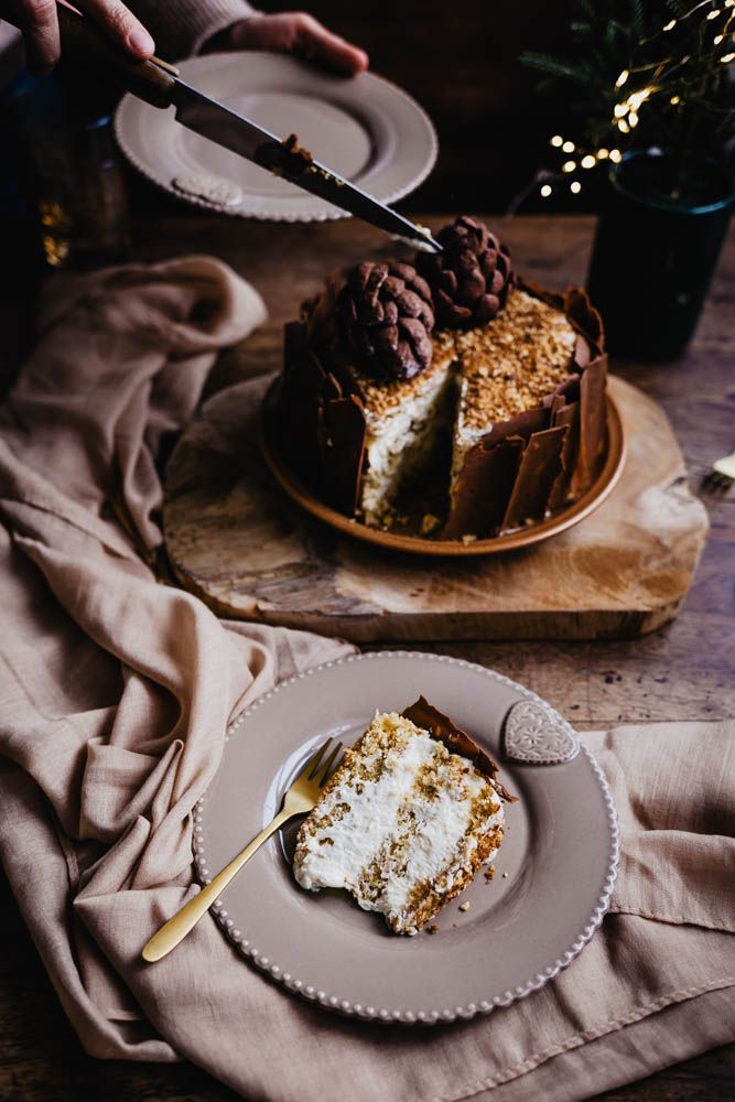 gateau de Noel, christmas cake, genoise noisettes, chantilly vanille, repas de noel, dessert de noel, léger, facile, feuille en chocolat, pommes de pin brownies au chocolat