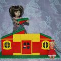 Lucie fait une maison pour sa poupée