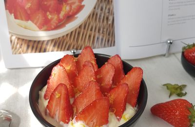 ...Salade de fraises à la fleur d'oranger, crème légère de Cyril Lignac dans Tous en cuisine...