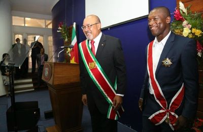 Le footballeur Clarence Seedorf décoré de la plus grande distinction dans son pays d'origine