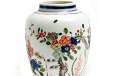 Petit vase en porcelaine et émaux. Travail européen dans le goût des porcelaines de Chine de la période Transition. 