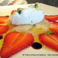 Saint-Jacques et fraises en carpaccio, chantilly légère au Roquefort Papillon.