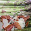 Asperges, parmesan et chips de jambon