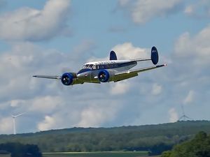 Réplique RC d’un mythique bimoteur: le Beechcraft B18.