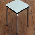 1 tabouret en formica vert d'eau