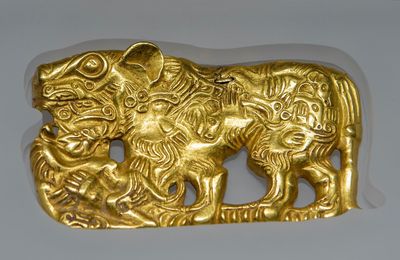 Gold 'Tiger Fighting Wolf' Ornament, 5th-3rd century BCE