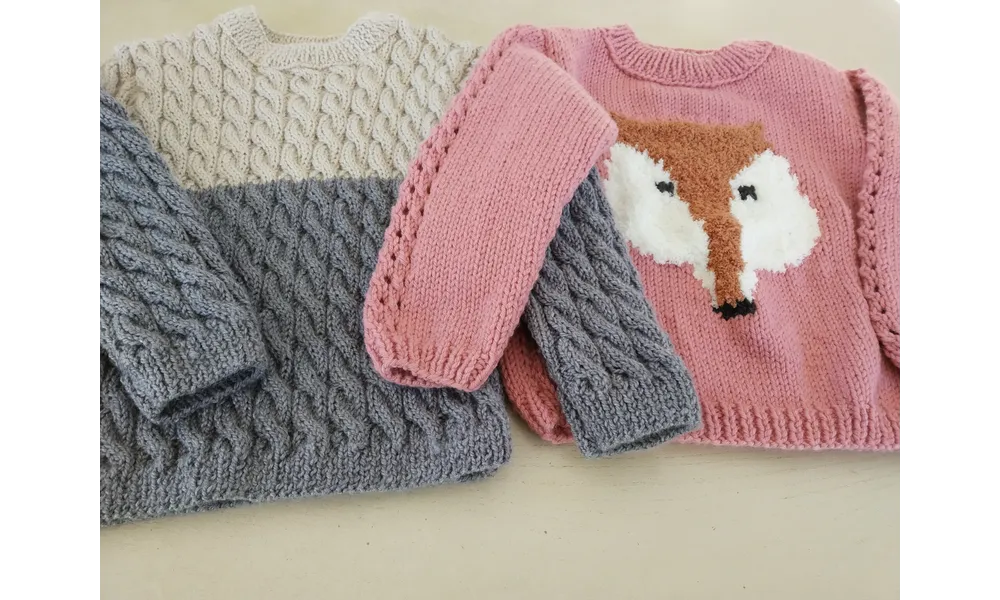 Les deux derniers modèles : Un pull fille et un pull garçon