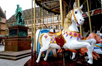 Strasbourg, les chevaux de bois de la place Gutenberg.