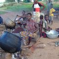 Les femmes du village fabriquent le beurre de Karité