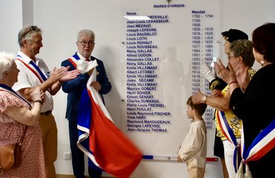 LA LISTE DES MAIRES D’HIRSON S’AFFICHE DÉSORMAIS DANS LA SALLE DU CONSEIL MUNICIPAL.