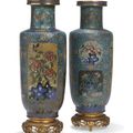 Paire de vases rouleaux en bronze doré et émaux cloisonnés, Chine, XIXe siècle