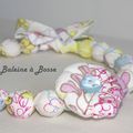 collier boule en tissu pastel fleuri et sa fleur bouton (perle bois brut) 