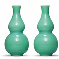 A pair of green glass double-gourd vases, Qing dynasty, 18th-19th century