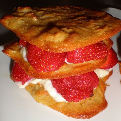 Mille-feuille de tuiles aux fraises et amandes