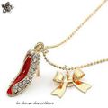 Pendentif Fashion Chaussure Sertie de Strass Couleur Crystal Intérieur Email Rouge Noeud Métal Doré