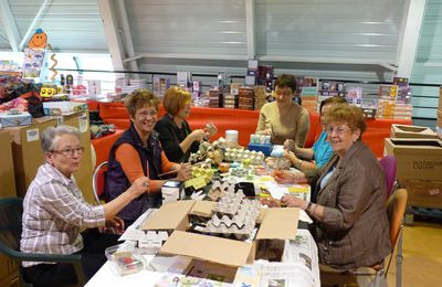 découpage de fleurs en carton d'oeufs avec les copines