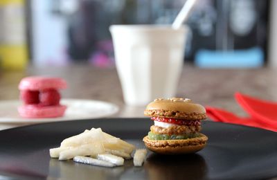 Le goûter fast food du poisson d'avril : hamburger sucré, frites fruitées et Ispahan express