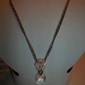 Collier avec pendentif de cristal monté sur boule de cristal