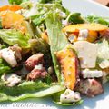 Salade sucrée-salée : figue, pêche, parmesan, chèvre