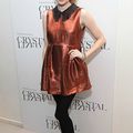 Robe de soirée courte brillante de Emma Roberts