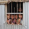 Enfants à la fenêtre d'une école.