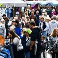 LE MARCHÉ DU LUNDI DE PENTECÔTE ATTIRE CHALANDS ET MARCHANDS.