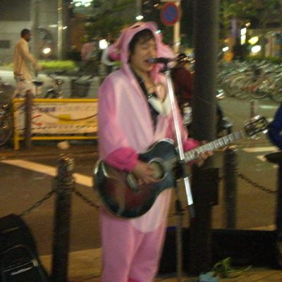 chanteur de rue en lapin rose karaoke en japonais