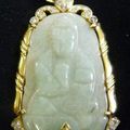 Pendentif en or jaune ornée de jade sculpté entouré de brillants, bèlière diamantée