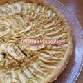 Tarte feuilleté amande, pomme sur lit de caramel au beurre salé 