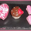 Trio gourmand de la Saint-Valentin : glace framboises / litchi, macarons à la violette, cupcakes au chocolat