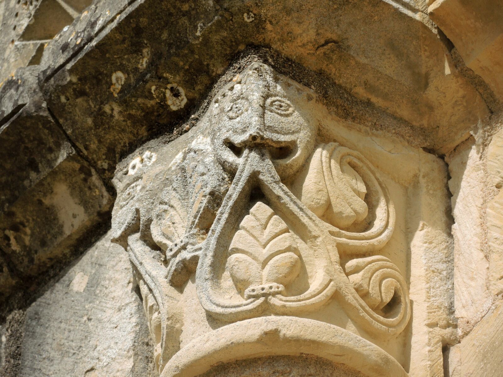 Saint-Parize-le-Châtel, église Saint-Patrice, entrée, chapiteau. (58)