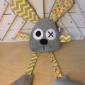 Doudou lapin gris et jaune