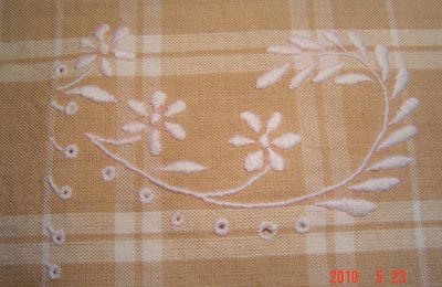 Exercice de broderie sur un torchon