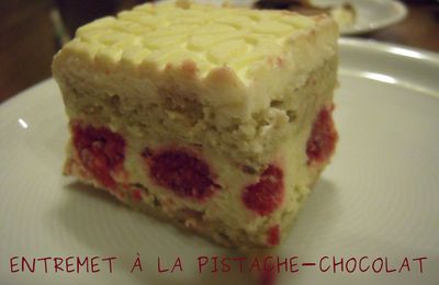 ENTREMET À LA PISTACHE, CHOCOLAT BLANC & FRAMBOISES