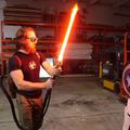 Rélocos - Fan de Star Wars, un youtubeur crée le premier vrai sabre laser