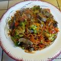 WOK DE BOEUF AU BROCOLI CAROTTES ET OIGNON ROUGE