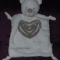 Doudou plat ours ikks, blanc gris, coeur sur le devant, www.doudoupeluche.fr