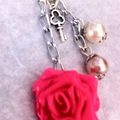 collier rose avec ses perles et sa clef, 