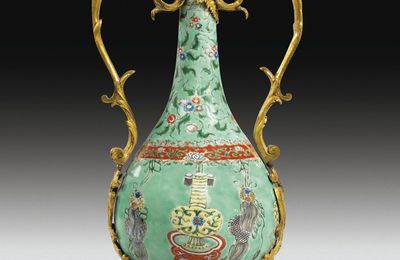 Vase gourde en porcelaine de Chine, famille verte d'époque Kangxi (1662-1722) et bronze doré, vers 1740-1745