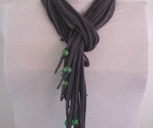 Echarpe ou collier en trapilho gris avec perles en bois vertes (coton 100% recyclé).
