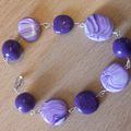 un bracelet violet et blanc