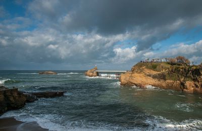 Bain de Noël hier midi à Biarritz, pour les plus courageux, température de l'eau 15°, de l'air 7°, comme quoi il vaut mieux être