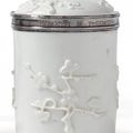 Grand pot à fard et son couvercle en porcelaine de St Cloud, la monture en argent