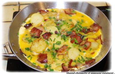 OMELETTE AU LARD, POMMES DE TERRE ET CIBOULETTES