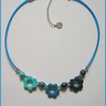 Collier fleurs bleues en pate fimo...