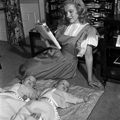 05/1947 - Baby-Sitter Sitting - Marilyn par Dave Cicero