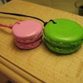 un petit macaron rose et un plus gros vert anis