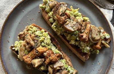 Tartine aux petits pois et champignons