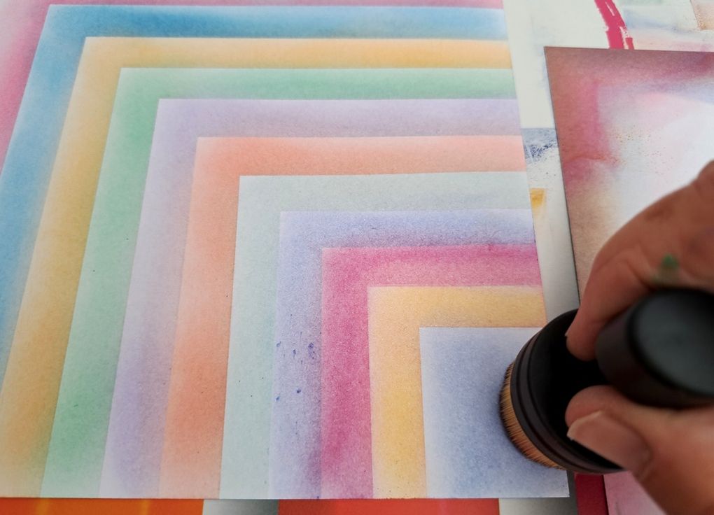 Le cache (ici carré) est glissé (translation) à chaque changement de couleur de pastel.