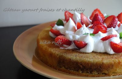 GÂTEAU AU YAOURT A LA CONFITURE DE FIGUES ET SA CHANTILLY ET FRAISES